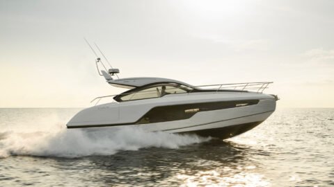 The Fairline Targa 43 is powered by two Volvo Penta engines, each with a power of 435 horsepower.